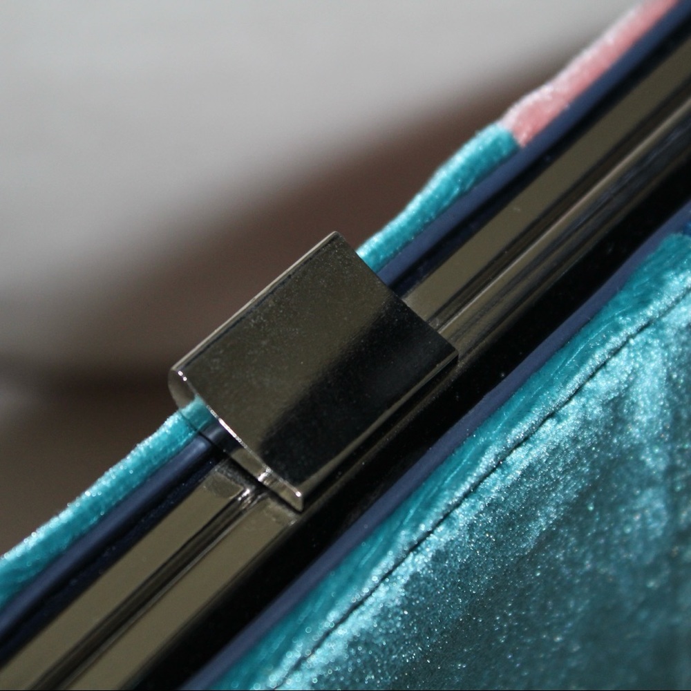 Velvet Colorblock Handbag (Blue/Pink) - Picture 14 of 16